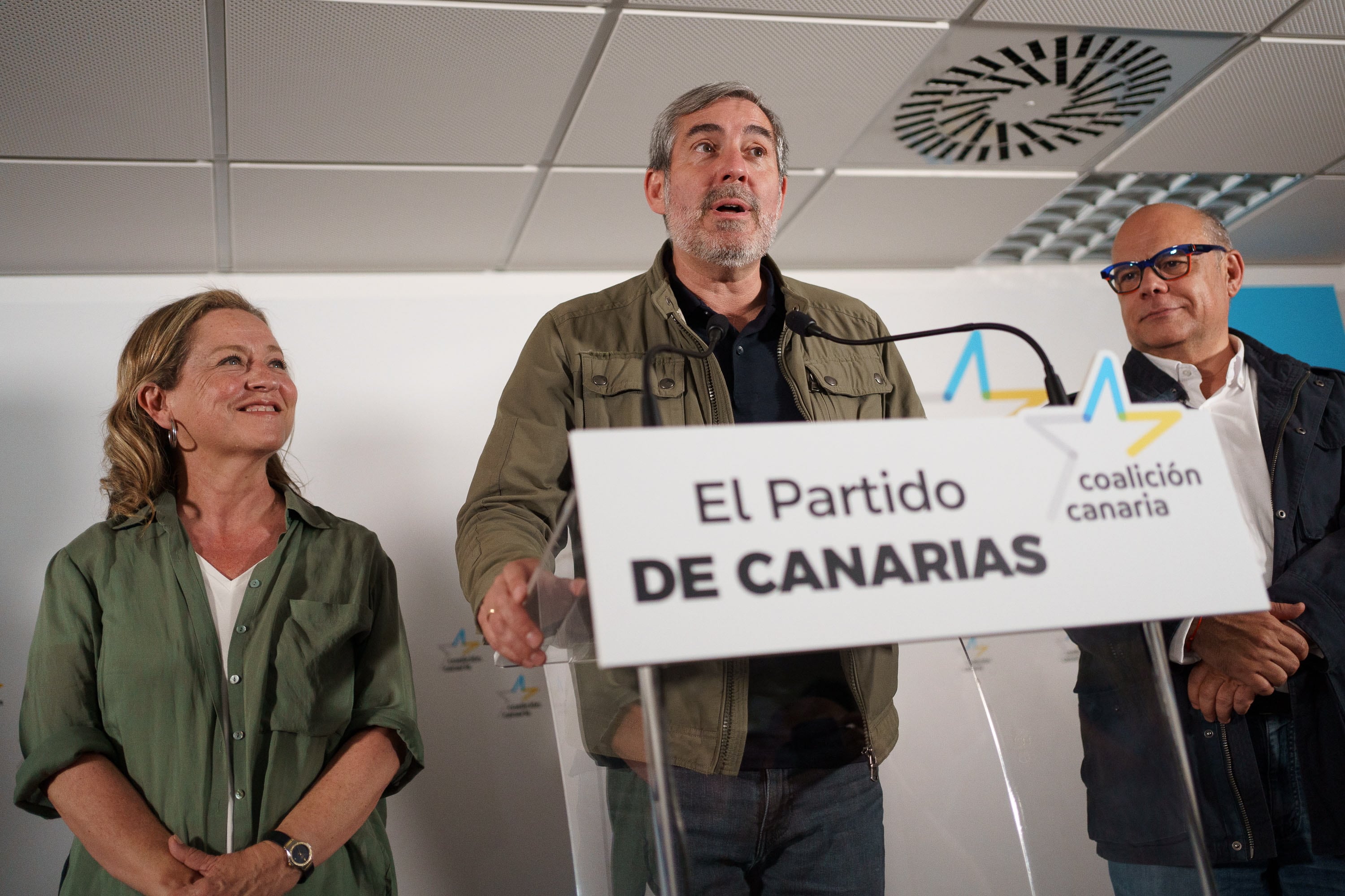 GRAFCAN1438. SANTA CRUZ DE TENERIFE (ESPAÑA), 29/05/2023.- El candidato de Coalición Canaria a presidente Canarias, Fernando Clavijo (c), comparece en rueda de prensa para valorar los resultados del 28M acompañado por Ana Oramas (i) y José Miguel Barragán (d). EFE/Ramón de la Rocha
