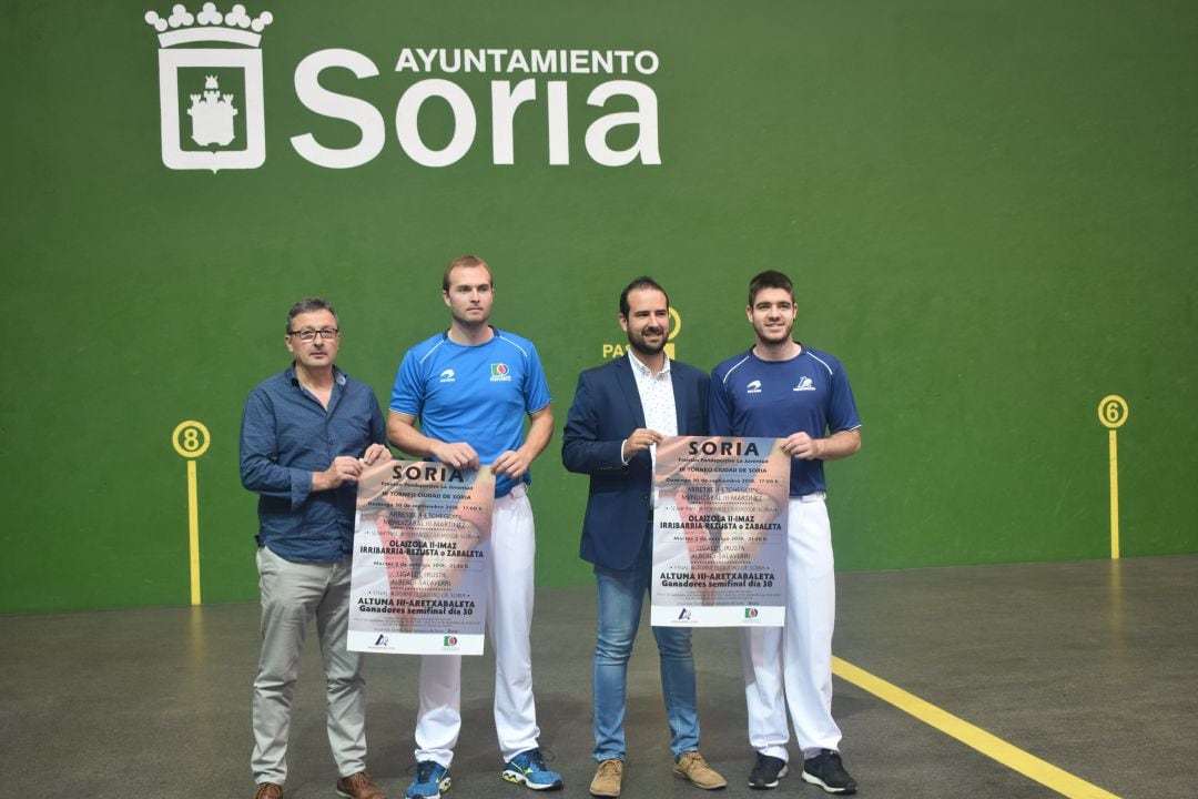 Ignaxio Errandonea, Andoni Aretxabaleta, Ángel Hernández e Iker Irribarria, durante la presentación del torneo.