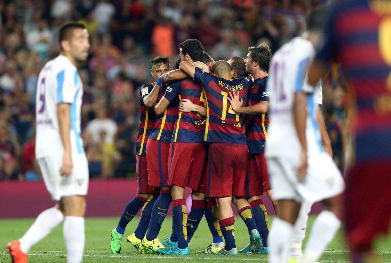 Los jugadores del Barcelona celebran el gol del belga Thomas Vermaelen