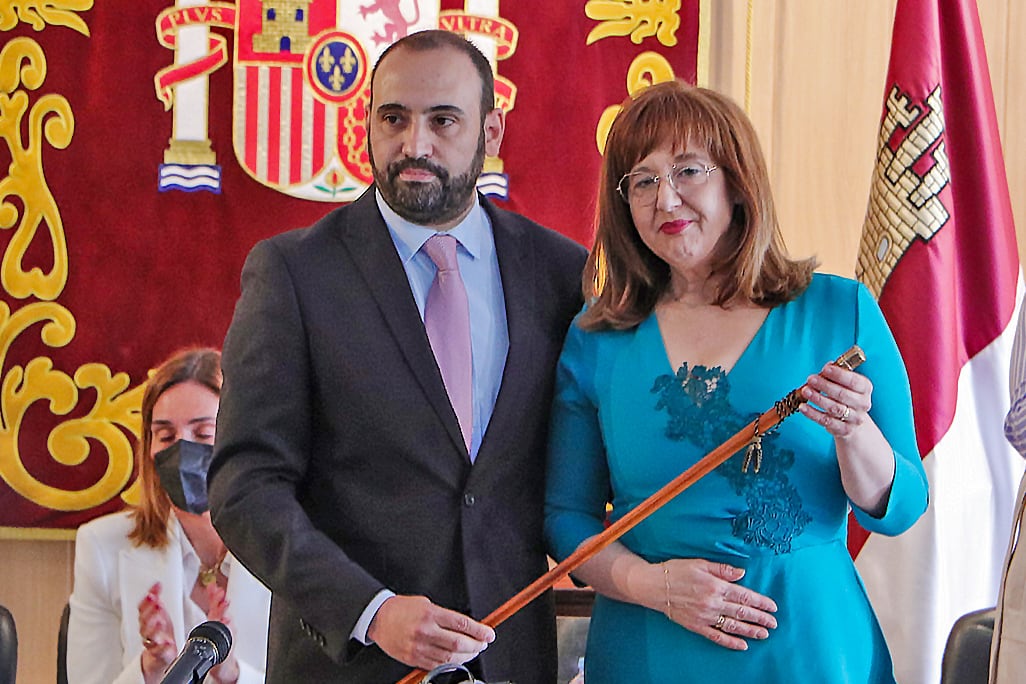 El nuevo alcalde Jesús Manuel Ruiz Valle junto a Jacinta Monroy que le entrega el bastón de mando