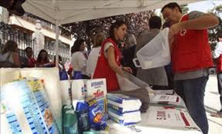 Recogida de alimentos de Cruz Roja para familias sin recursos