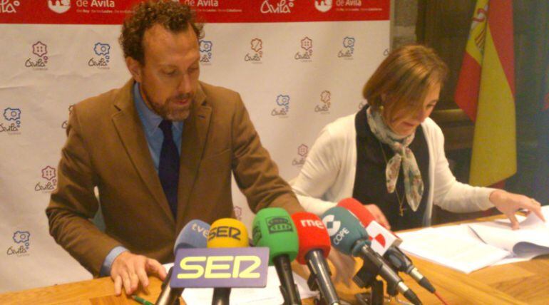 Héctor Palencia, teniente alcalde de Servicios a la Ciudad, y Raquel Arribas, concejala de Administración Local