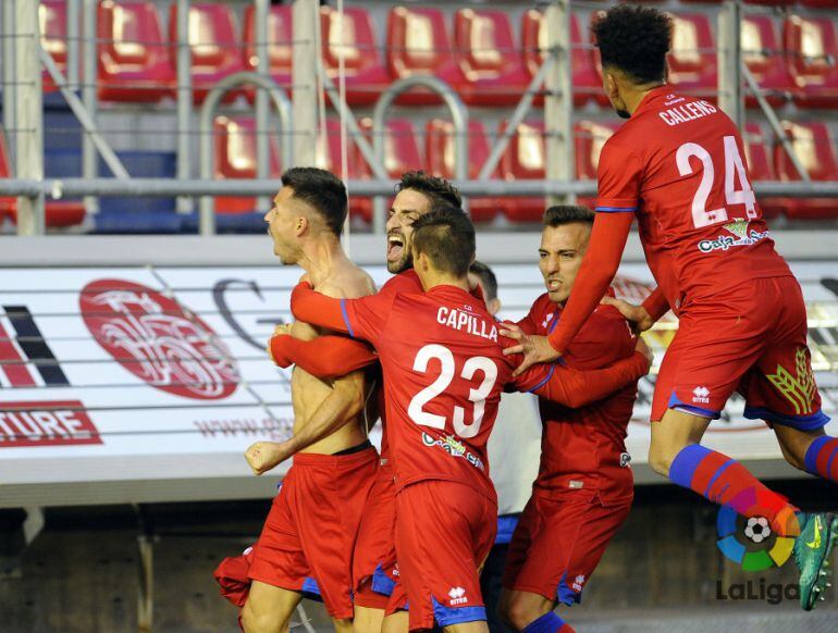 Los jugadores del Numancia celebran el gol del triunfo de Manu del Moral en el minuto 90.