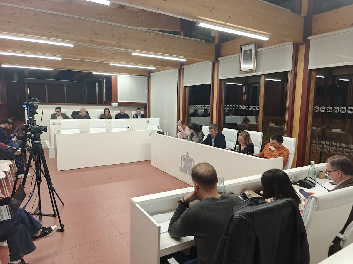 Compromís per Ontinyent vacía sus asientos en el pleno por el SAD y el gobierno lo tilda de "espectáculo"