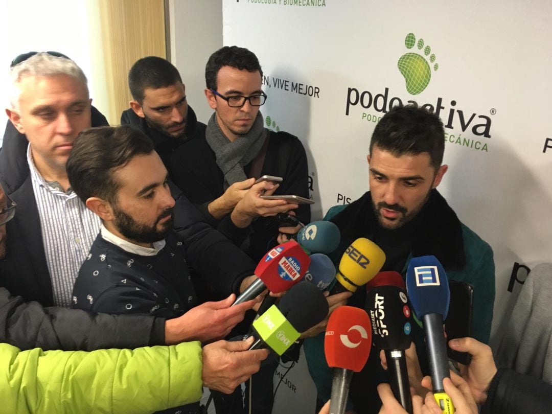 David Villa atiende a los medios en su paso por Gijón.