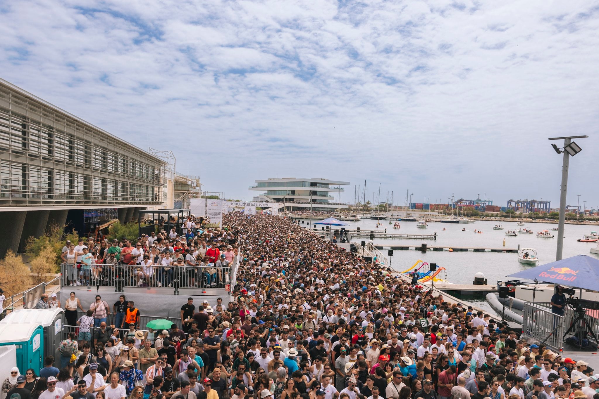 Miles de personas han asistido al evento &quot;Día de las alas&quot; que ha organizado Red Bull este sábado en València.