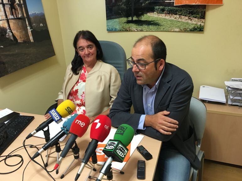 Francisca de la Peña, Alcaldesa de Cervera; y Juan Cruz Vidal, coordinador provincial de Ciudadanos, comparecen ante los medios de comunicación