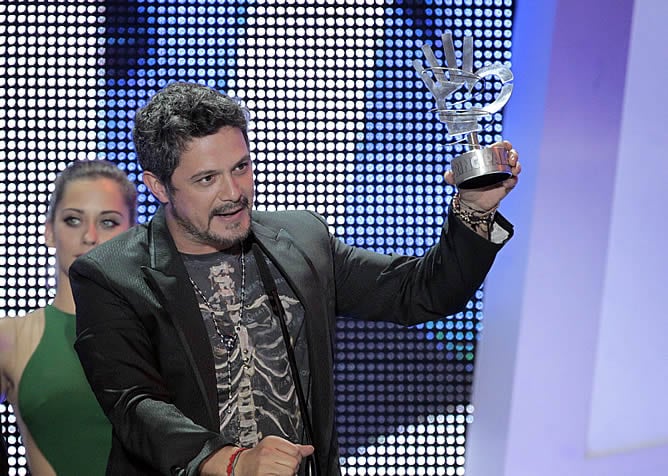 El cantante Alejandro Sanz, tras recibir uno de sus tres galardones, durante el acto de entrega de los Premios 40 Principales 2012