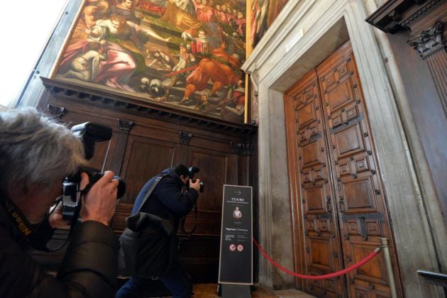 Varios fotógrafos toman fotos de las puertas cerradas de la Sala dello Scrutigno.