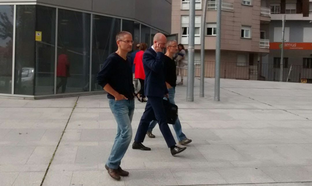 Foto de archivo de los hermanos gemelos entrando a los juzgados