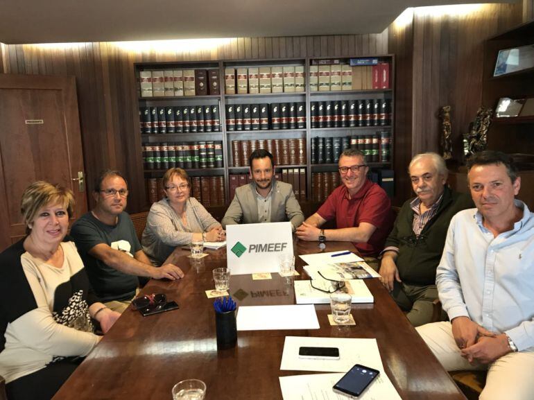 Un momento durante la reunión entre la PIMEEF y el Ayuntamiento
