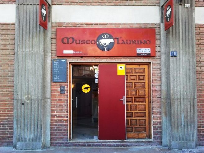 Aspecto que presenta el acceso al museo por el pasaje Doctor Serra, junto a la plaza de toros