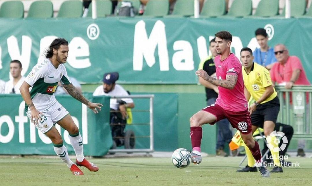 Luís Pérez trata de progresar ante un oponente con balón controlado