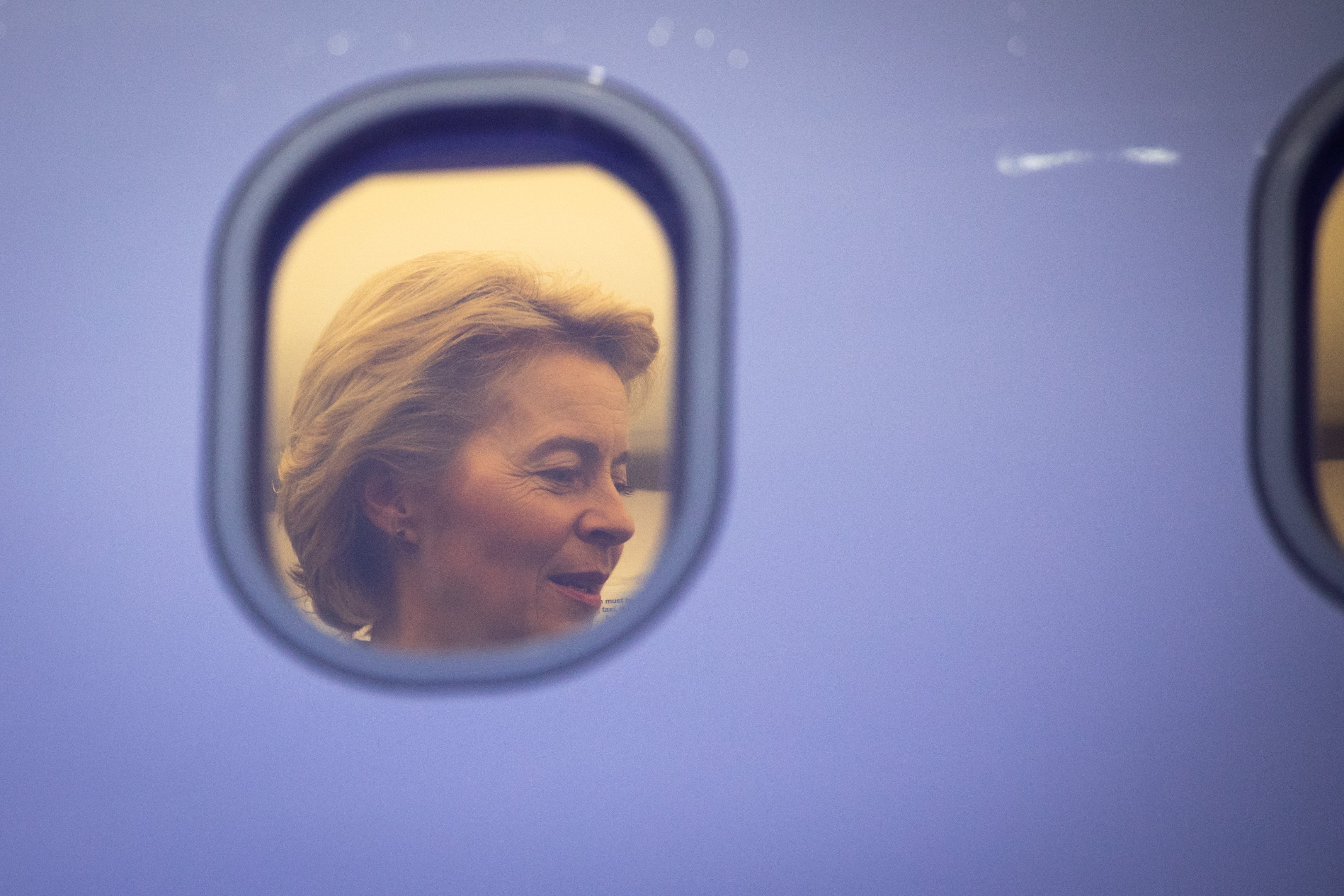 La presidenta de la Comisión Europea, Úrsula von der Leyen, a bordo de un avión en Hamburgo