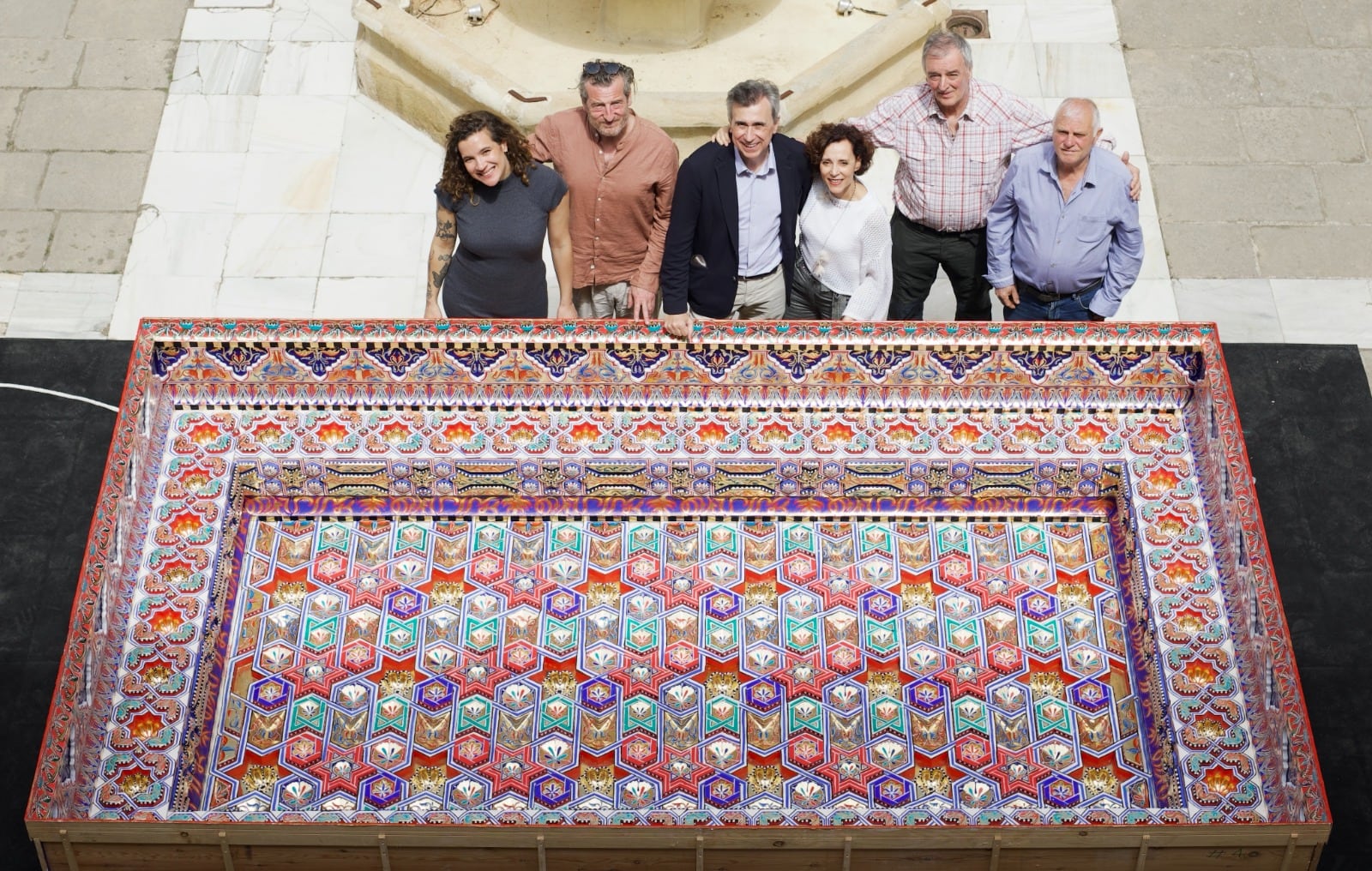 Juan Naya y Pilar Domínguez, en el centro, con los artesanos delante de la pieza reproducida: Foto: Fran Ruedas