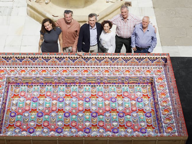Juan Naya y Pilar Domínguez, en el centro, con los artesanos delante de la pieza reproducida: Foto: Fran Ruedas