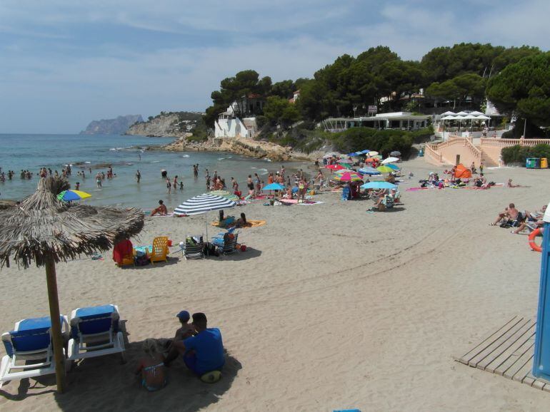 Turistas en la playa de Moraira.