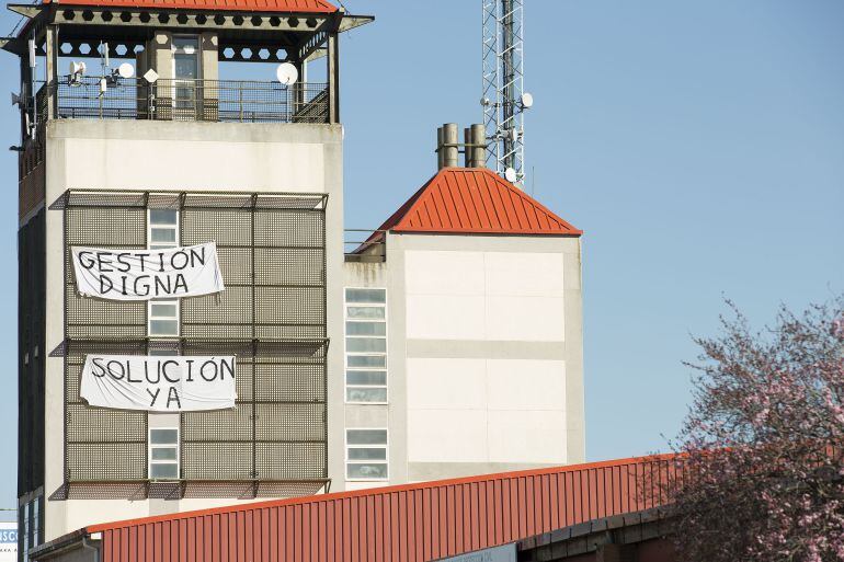 Pancartas desplegadas en el Parque Municipal de Bomberos de Ávila