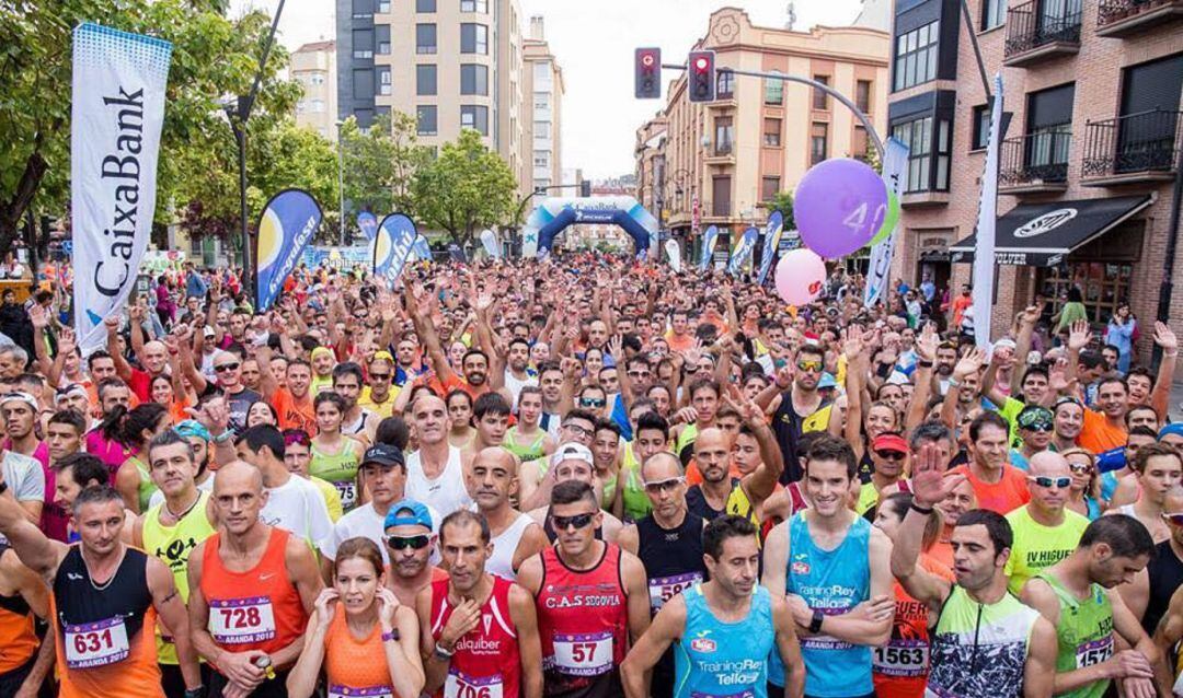 Salida de la pasada edición con cientos de atletas en las calles de la capital ribereña.