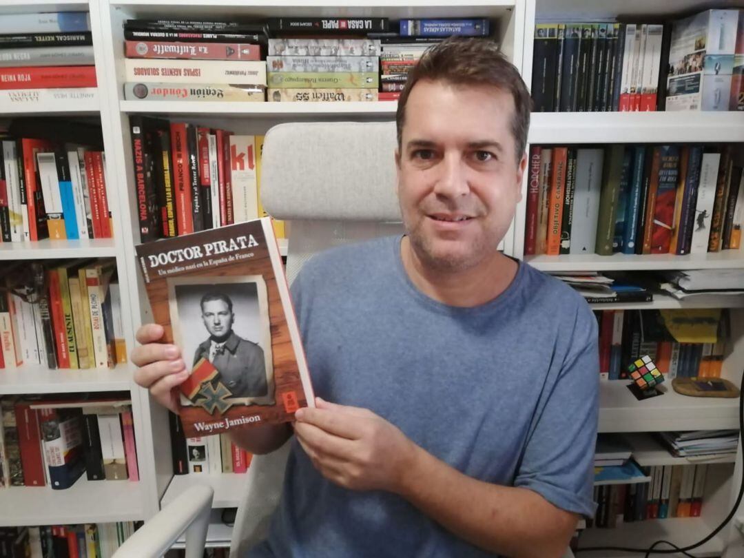 El periodista y escritor Wayne Jamison, con su última novela