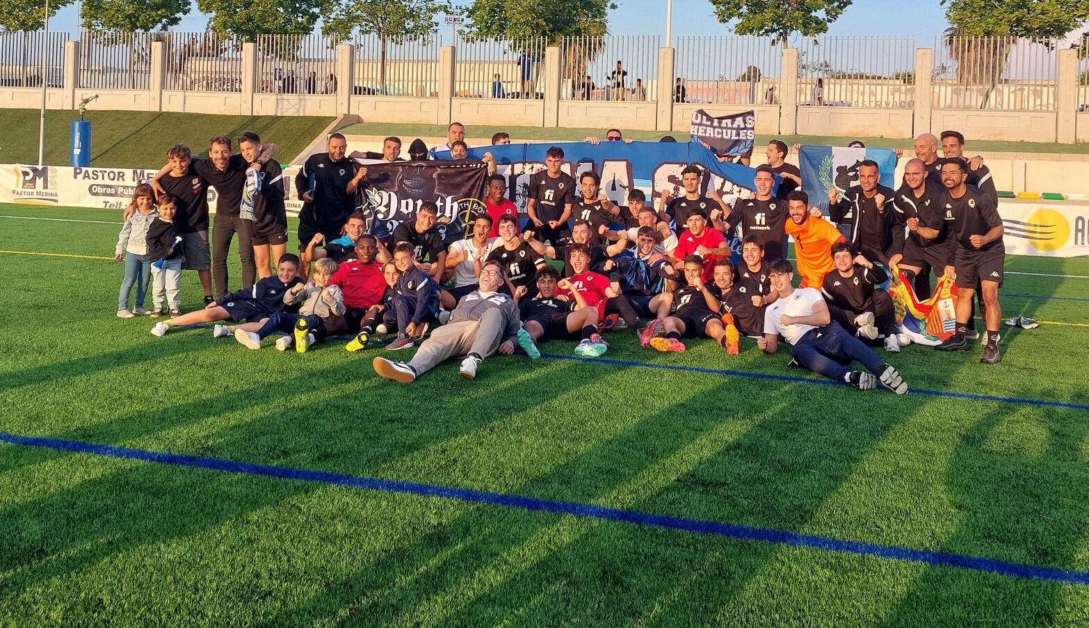 Los jugadores del Hércules B celebran, en el Nelson Mandela, su ascenso a Tercera RFEF