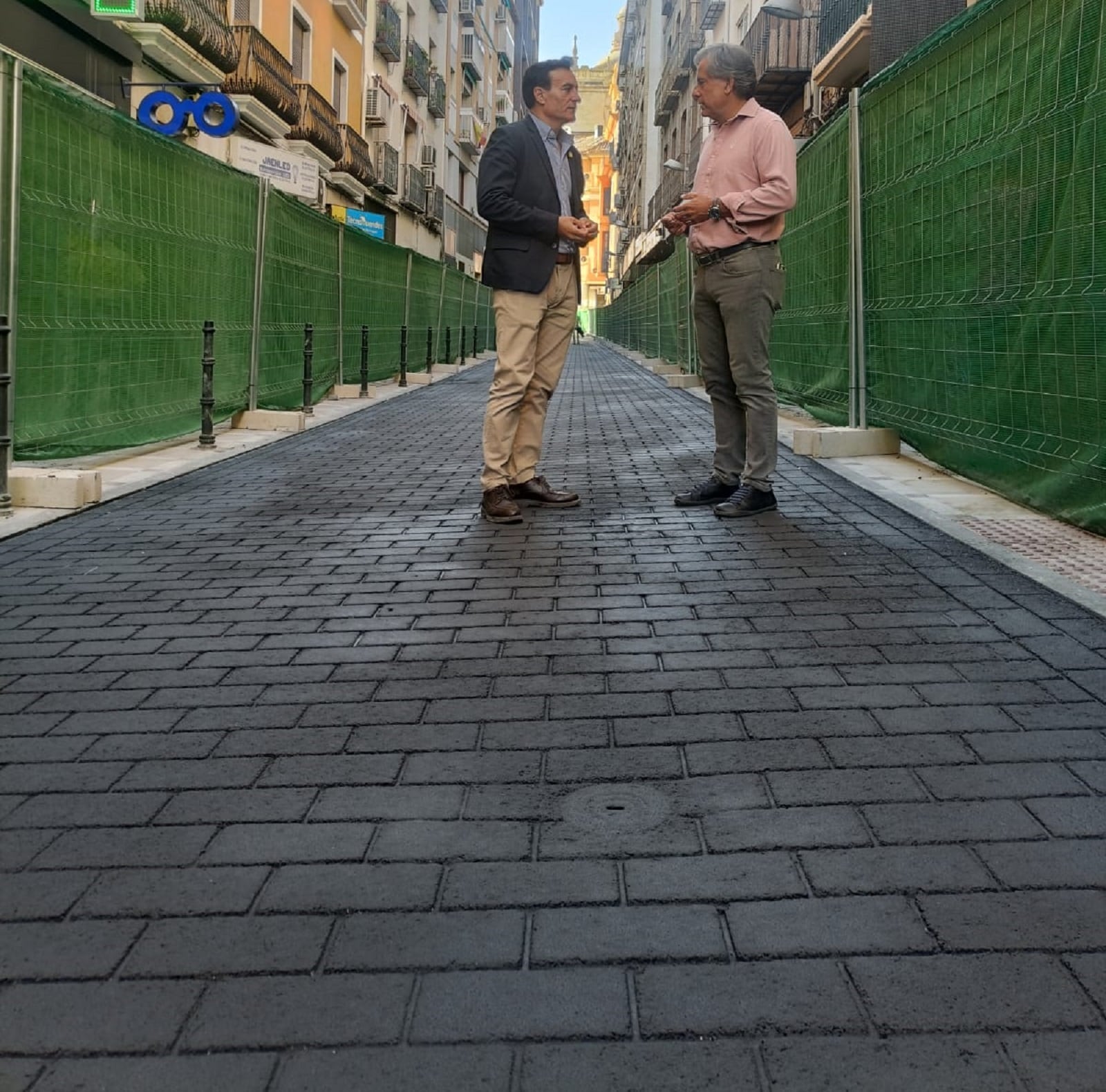 El alcalde de Jaén, Agustín González, y el edil, Antonio Losa, durante una visita a las obras de la calle Álamos de la capital.