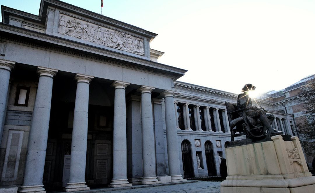 Archivo - La estatua de Velázquez frente al Museo del Prado, en el Paseo del Prado