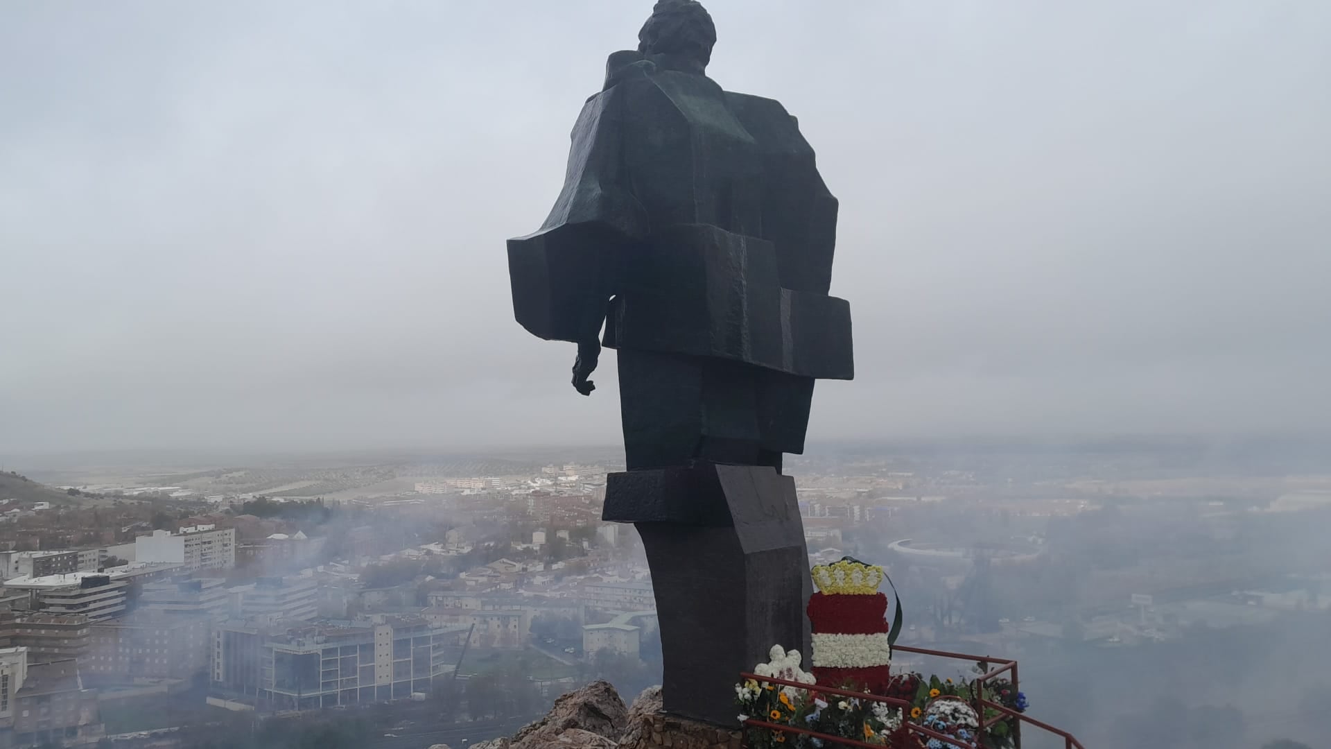 El humo de los barrenazos envuelve la escultura al Minero