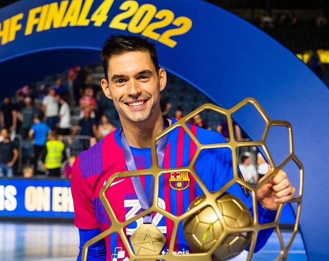 Ángel Fernández, con el trofeo de la EHF