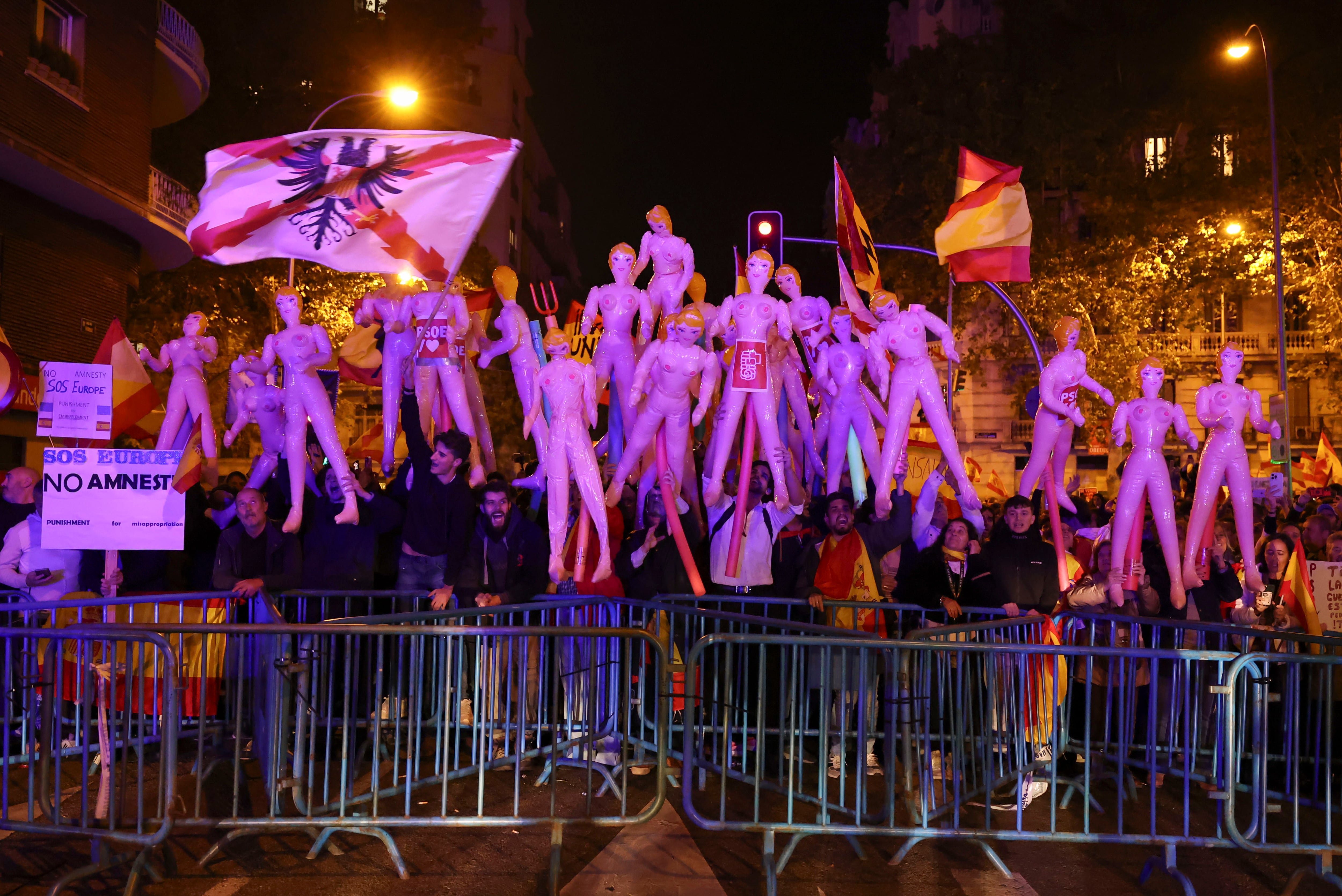 Centenares de personas participan en la manifestación convocada contra la amnistía y el Gobierno de Pedro Sánchez en las inmediaciones de la sede del PSOE, hoy martes en la madrileña calle de Ferraz