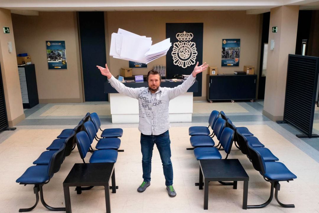 El guionista alcoyano, en el plató de la serie &#039;Servir y Proteger&#039;, lanza los papeles de los guiones