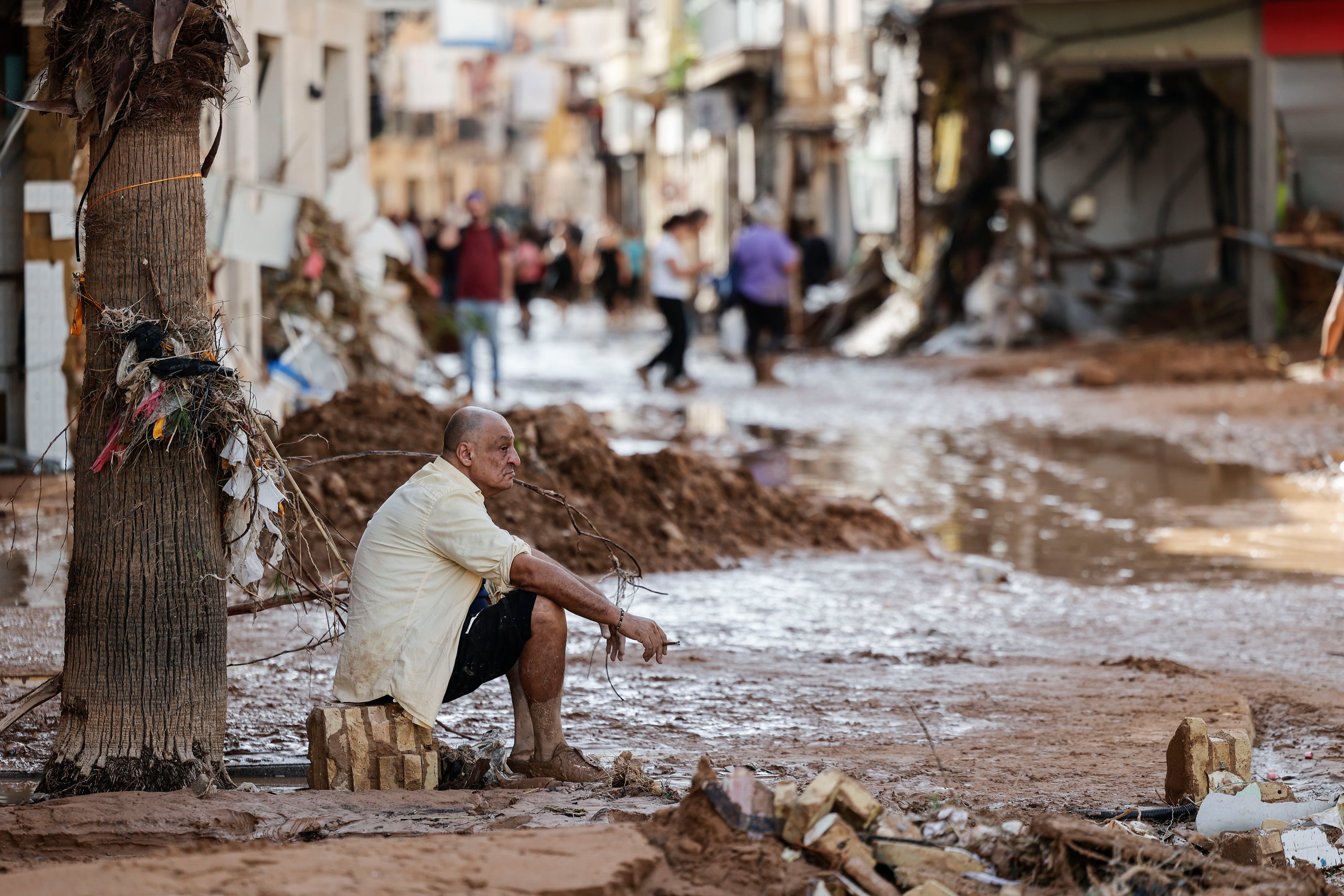 Un hombre observa los daños causados por las inundaciones en la localidad de Paiporta, Valencia, este jueves. 