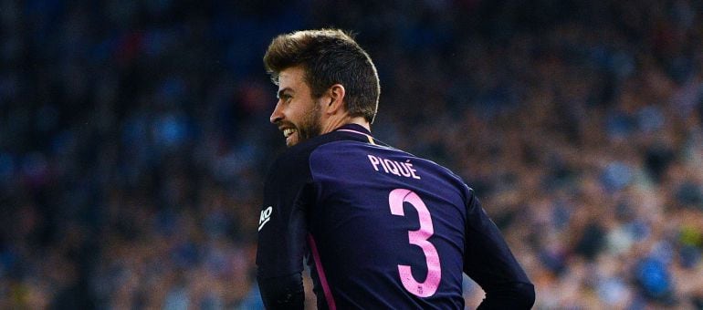 Piqué sonríe durante el encuentro