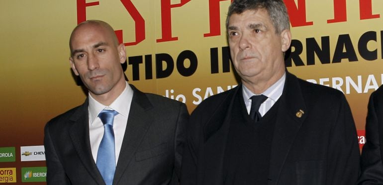 El presidente de la AFE, Luis Rubiales, junto al presidente de la Federación Española de Fútbol, José María Villar.