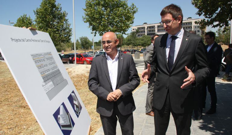El delegat del Govern a Tarragona, Òscar Peris, i el conseller de Justícia, Carles Mundó, observant uns plafons del projecte del futur centre penitenciari obert de Tarragona.