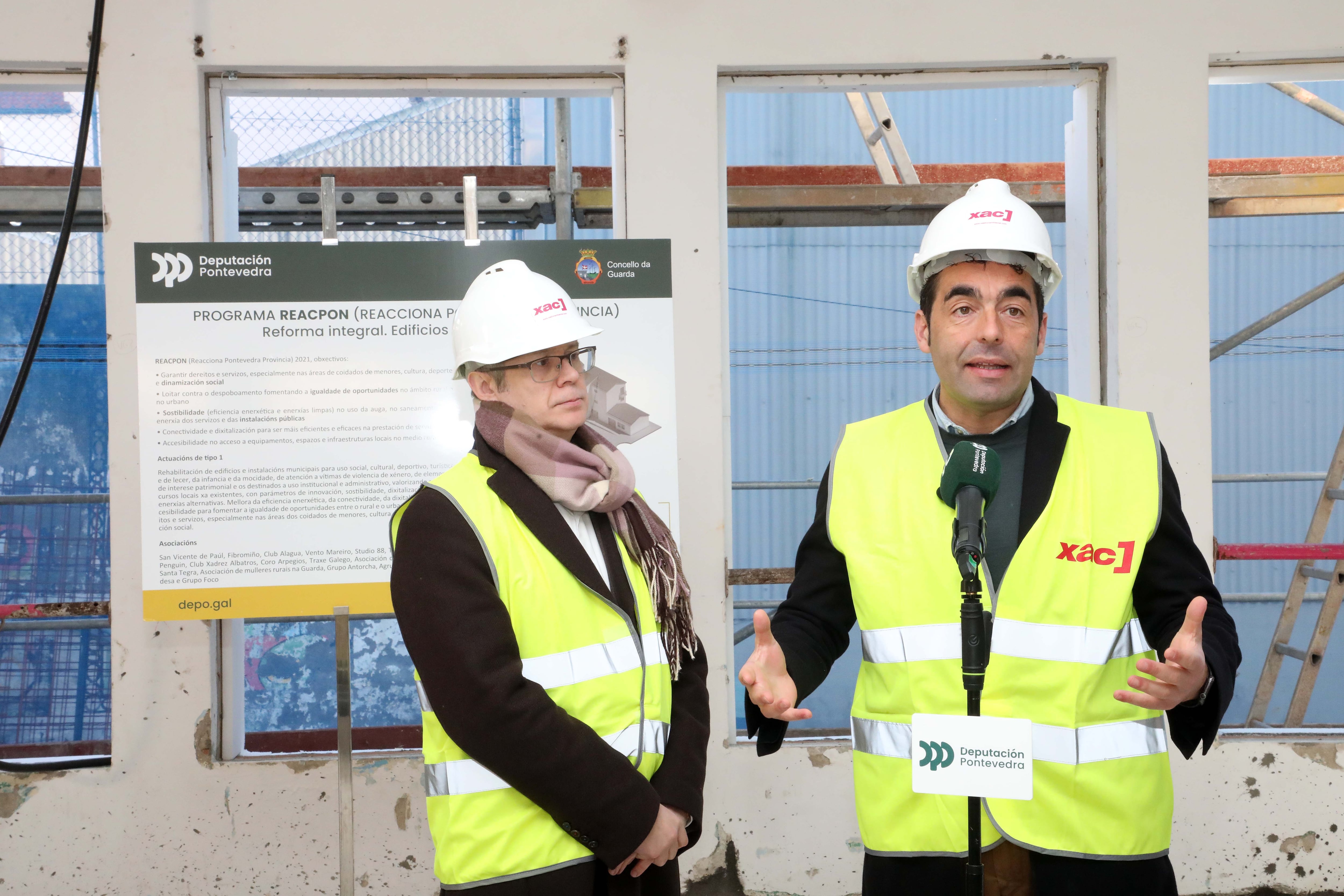 Luis López visita el Edificio Sinde de A Guarda