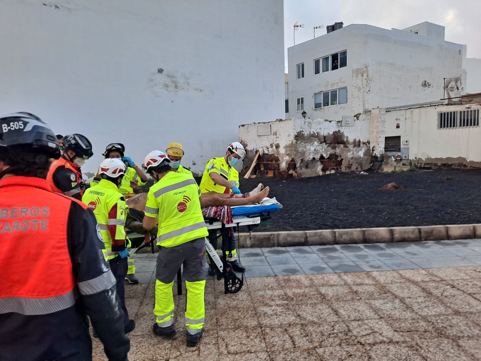 Traslado de un hombre herido tras caerle el techo de una casa en Arrecife, Lanzarote.