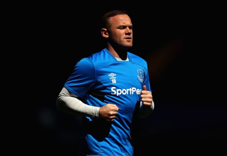 Wayney Rooney calentando antes de un partido Chelsea - Everton.