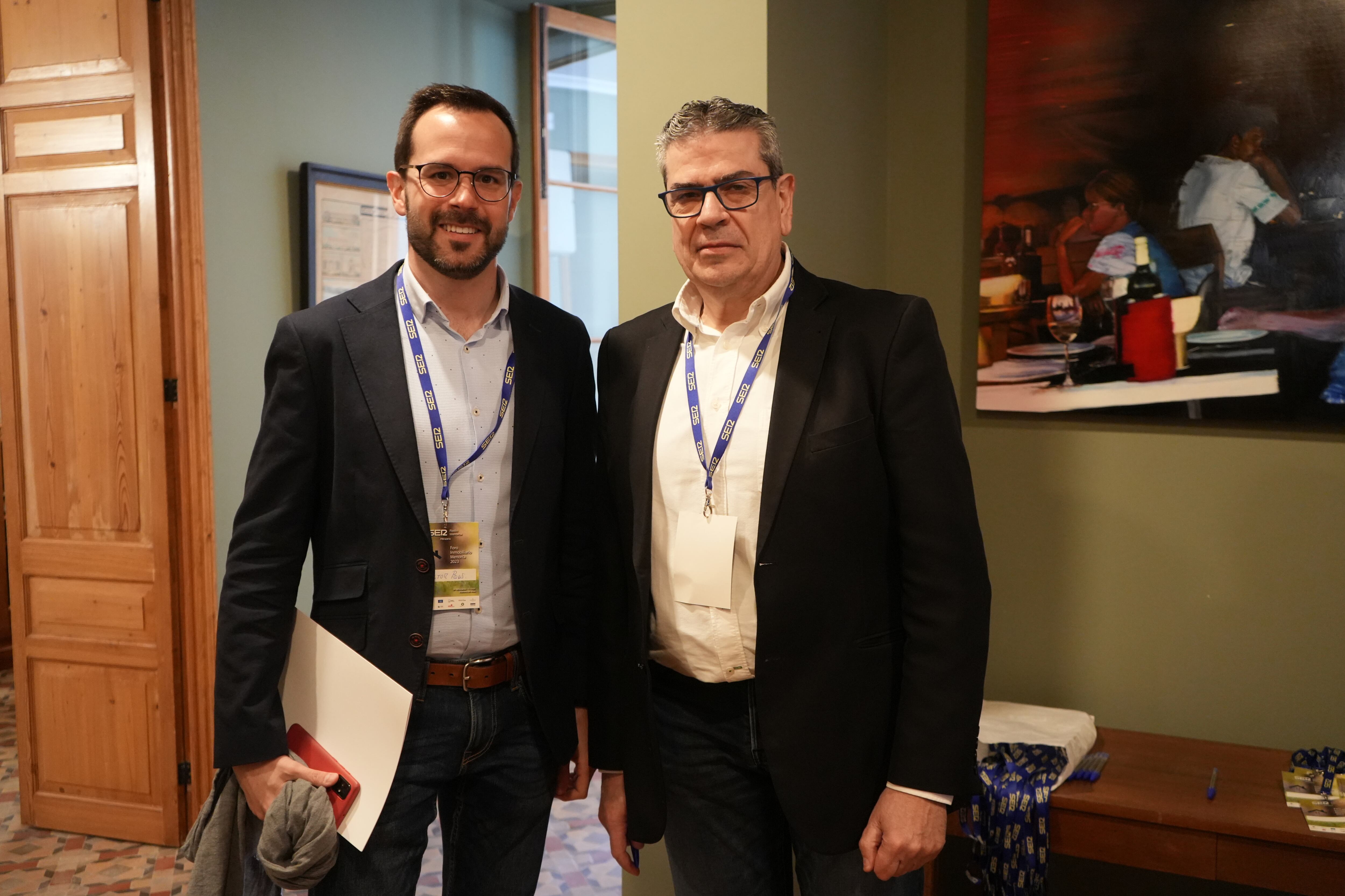 L'alcalde de Maó, Héctor Pons, amb el director de Radio Menorca SER, Sergi Rivera.