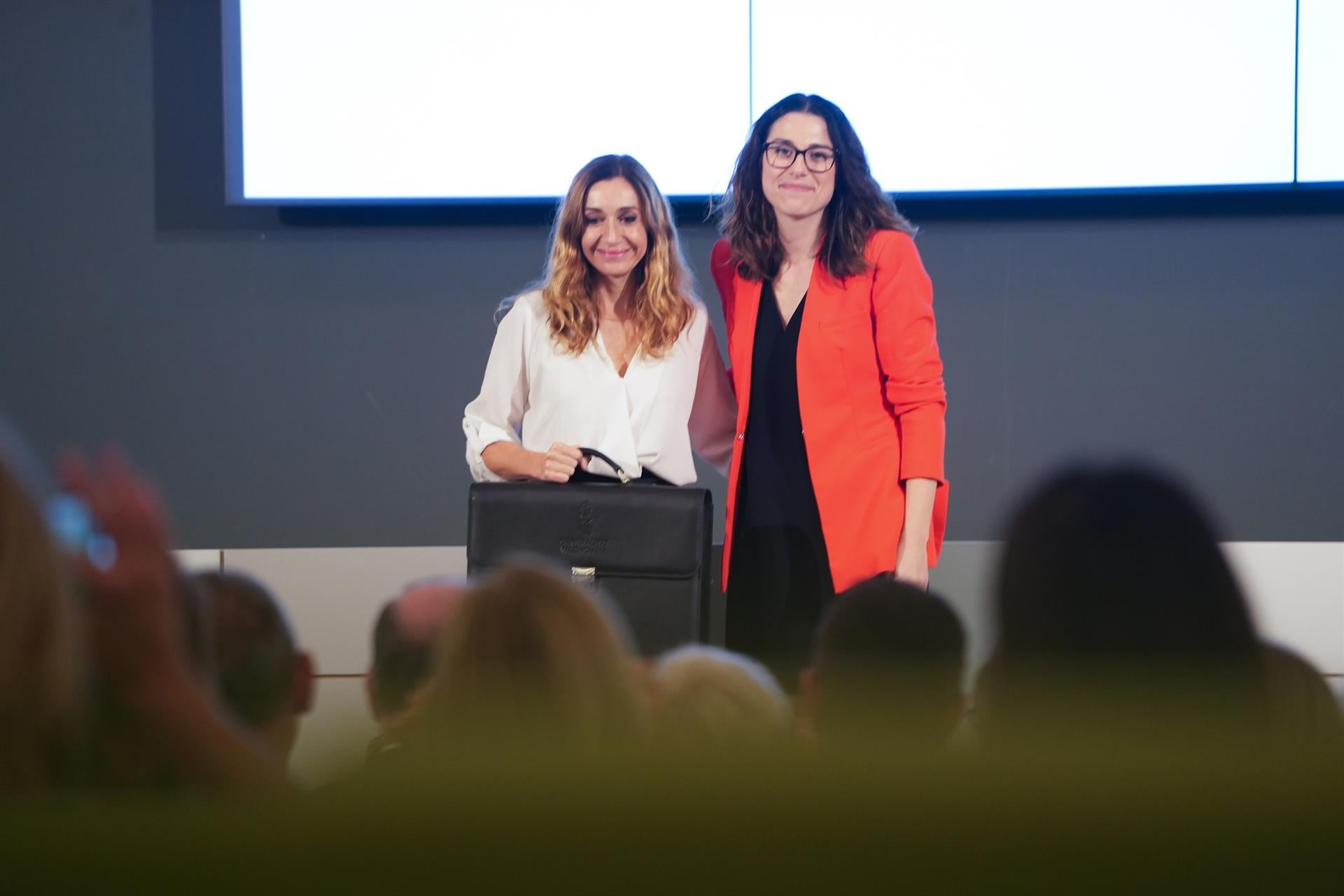 La nueva consellera de Agricultura, Isaura Navarro, recibe la cartera de manos de la vicepresidenta Aitana Mas