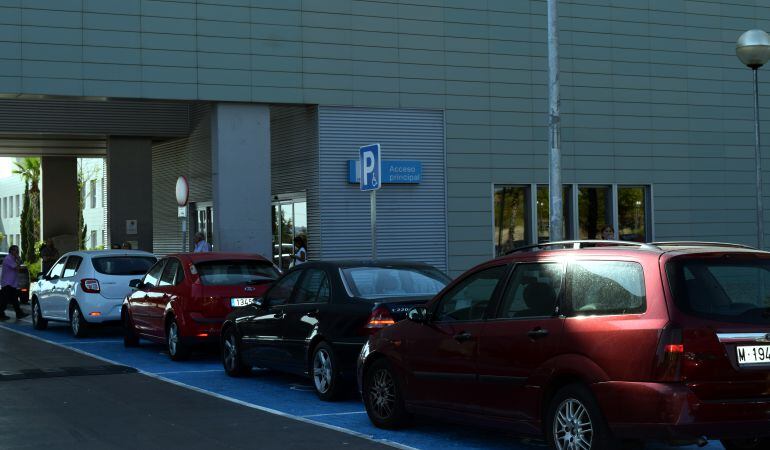 Desde septiembre el acceso principal del hospital pasa de 5 a 8 plazas para personas con movilidad reducida, mientras que las Urgencias cuentan con dos