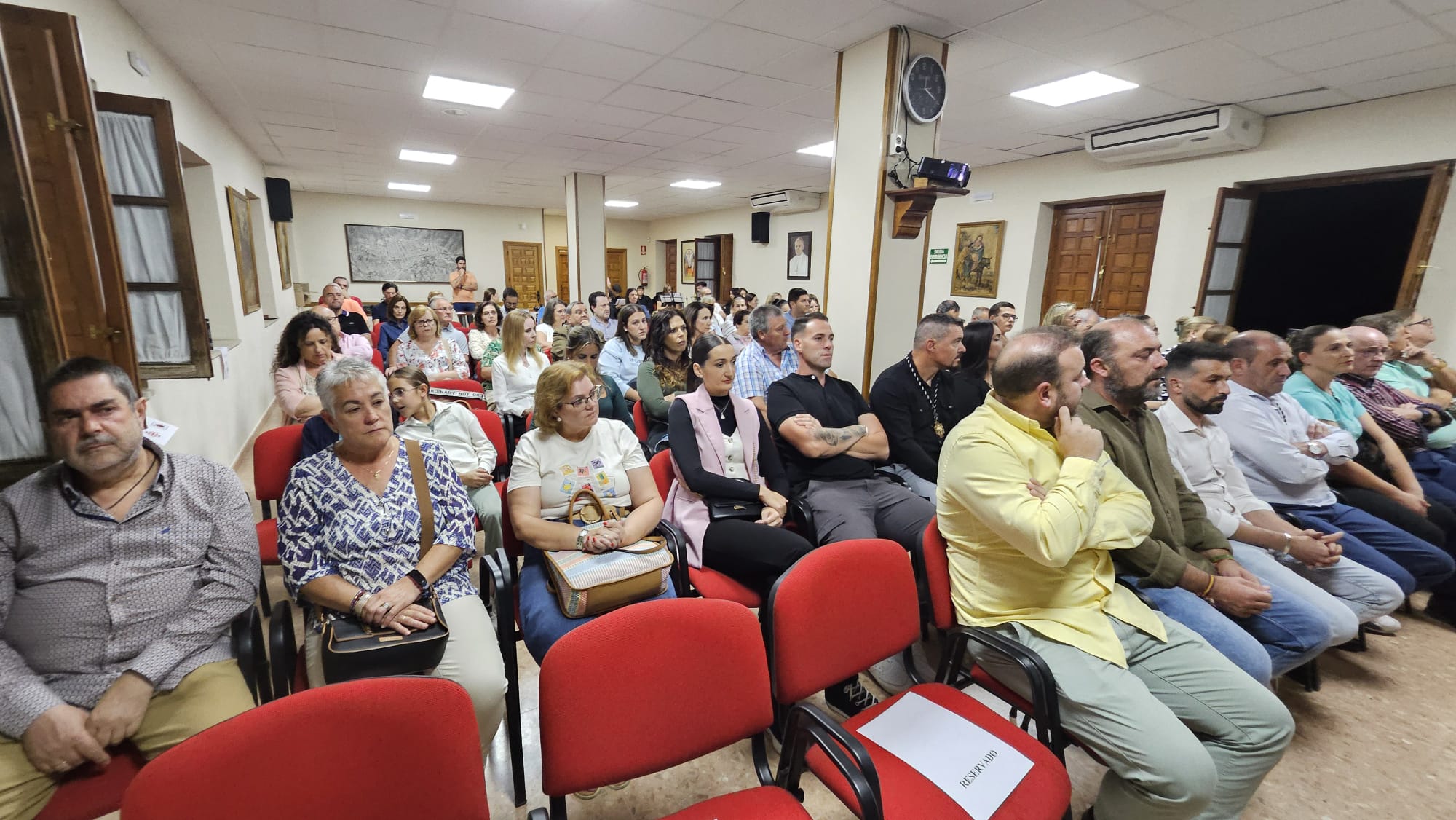 Público asistente al Salón Parroquial a la presentación del libro sobre la historia del Santo Entierro de Jódar