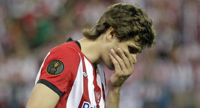 El delantero del Athletic Club Fernando Llorente (d) en la final de la Copa del Rey de fútbol que disputa su equipo ante el FC Barcelona esta noche en el estadio Vicente Calderón de Madrid