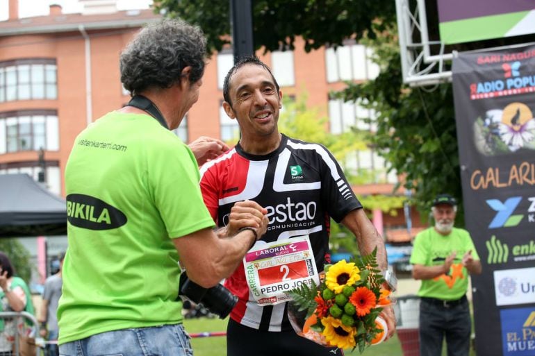 El atleta cacereño es felicitado tras ganar en la meta de Zalla.