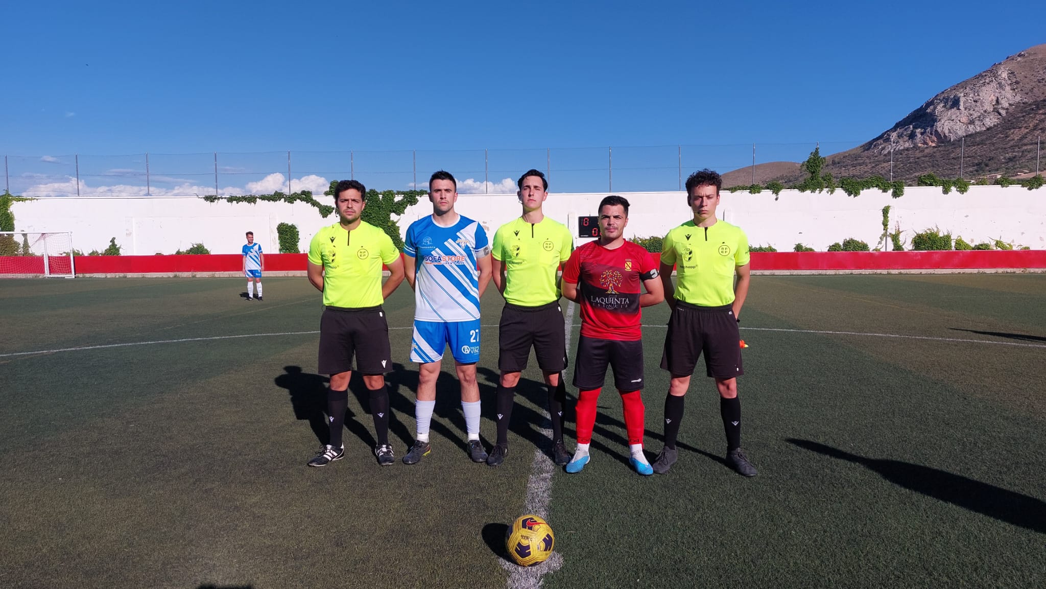 Trío arbitral y capitanes del Jódar C.F. y el Fuensanta C.F.