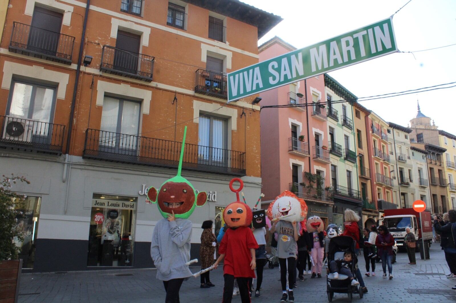Los alumnos de Sancho Ramírez en Huesca con sus cabezudos