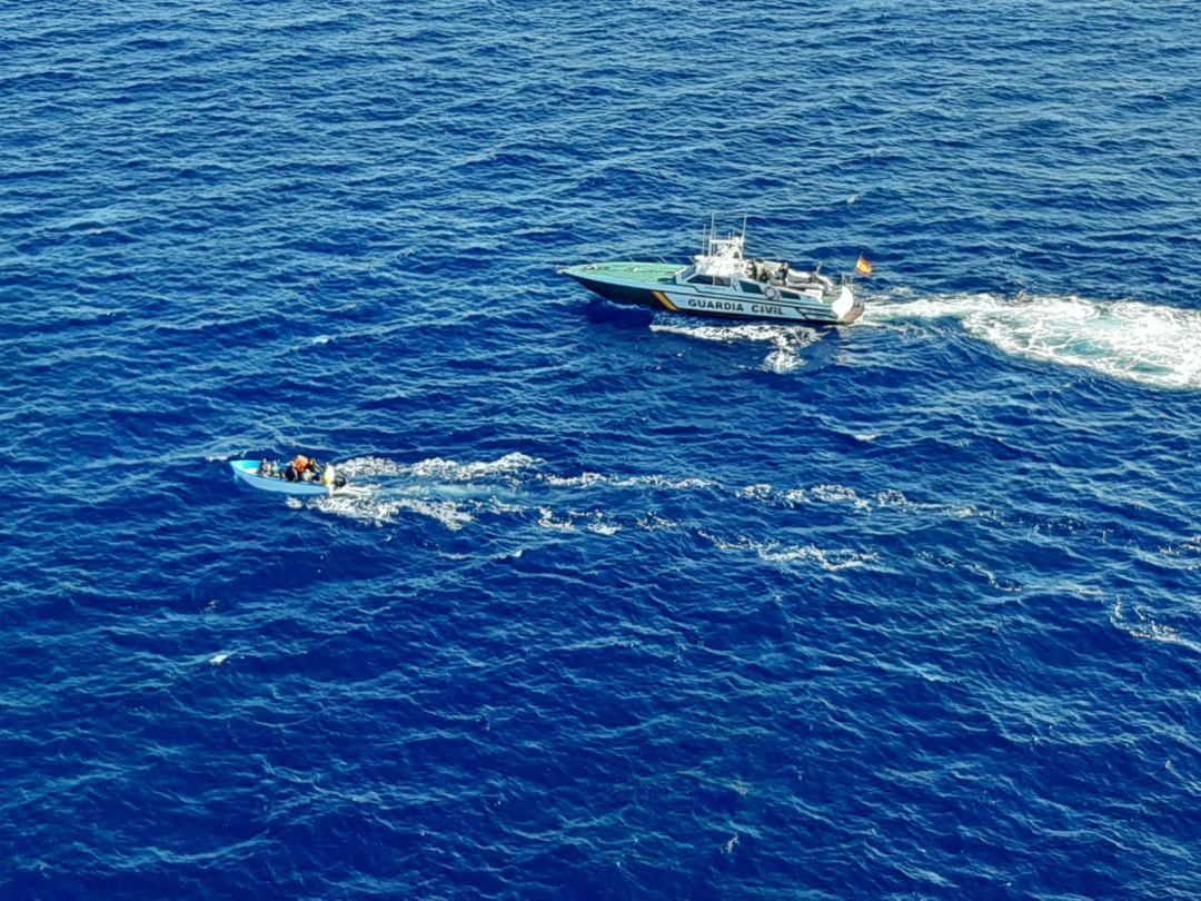 Imagen de una de las pateras interceptadas este fin de semana en aguas de Balears