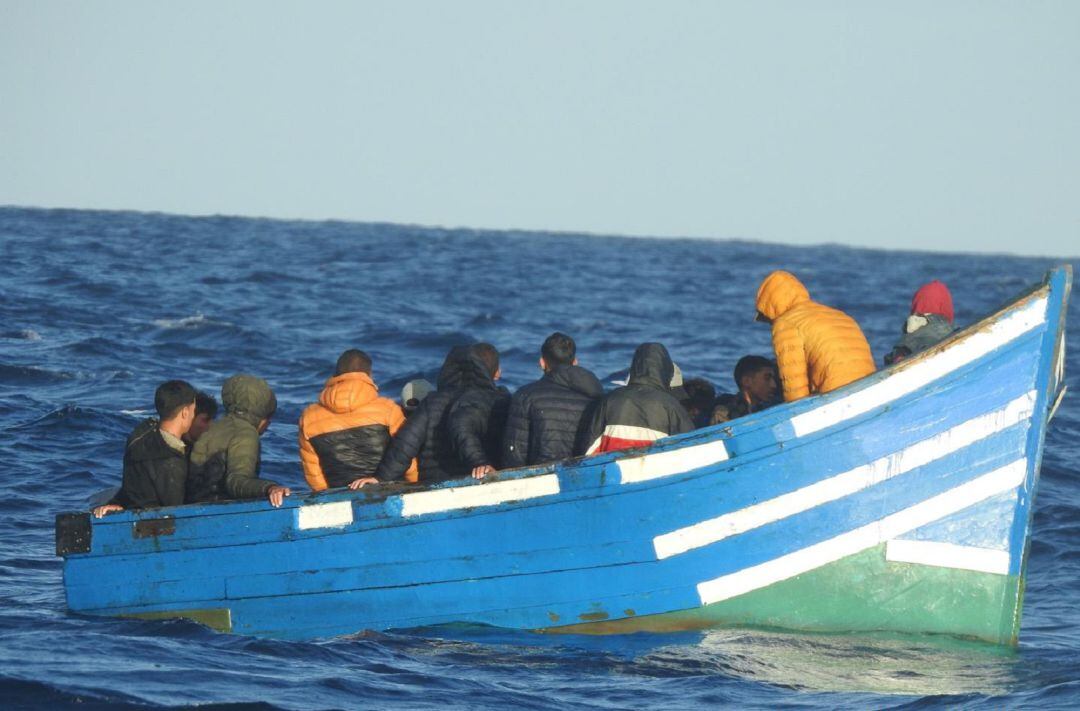 La patera localizada este jueves a 1 milla de La Graciosa.