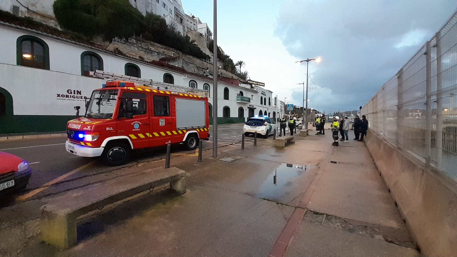 Bombers i policia local han controlat la zona davant del perill de més esllavisades.