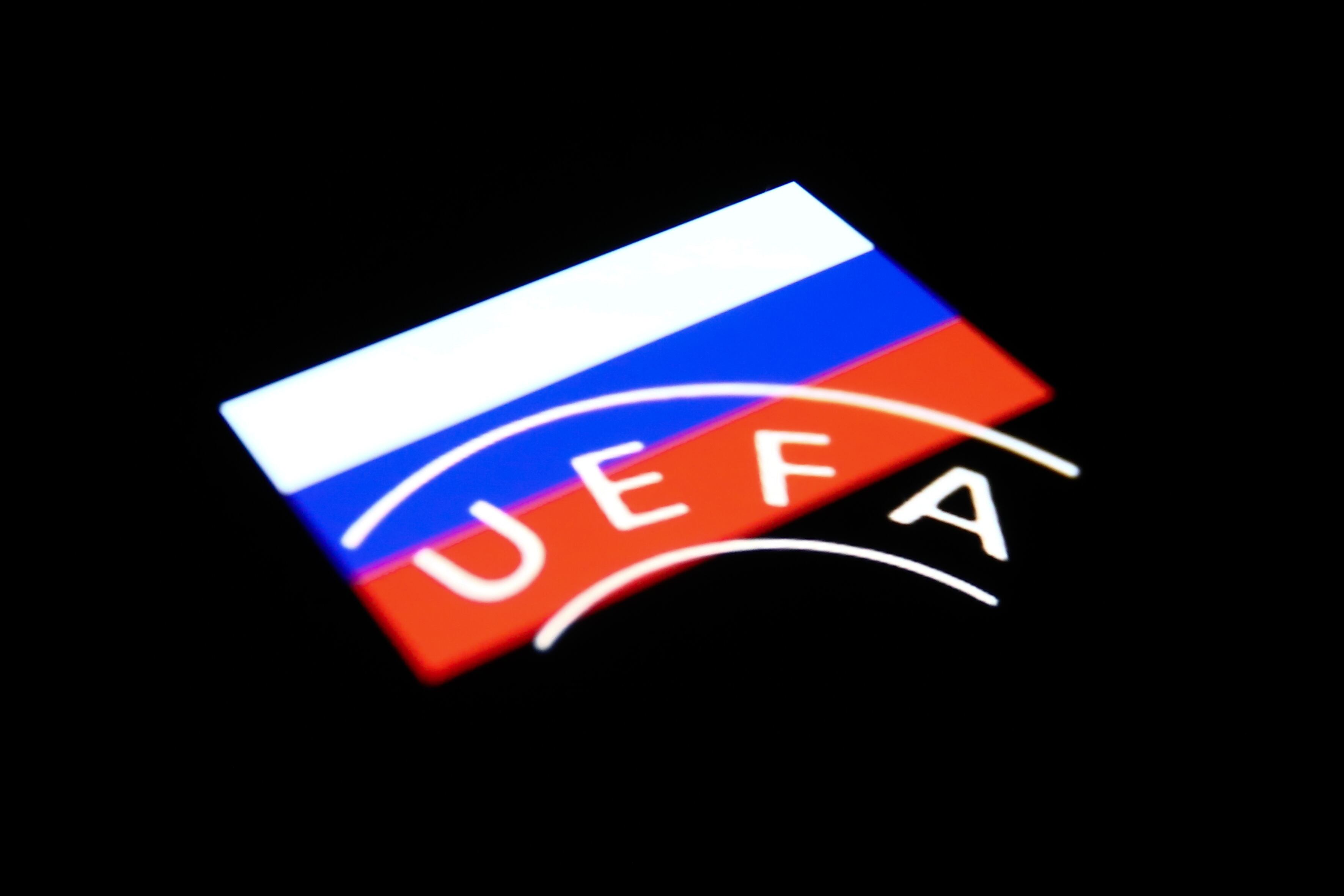 El logo de UEFA, sobre la bandera rusa.